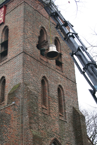 849298 Afbeelding van het inhijsen van de nieuwe klokken voor de Torenpleinkerk (Schoolstraat 5) te Vleuten (gemeente ...